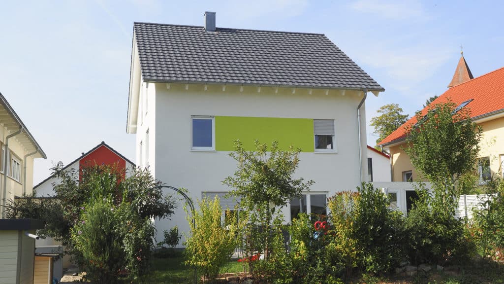 CasaColor – Ihr Malerbetrieb in der Nähe: Haus mit neu gestrichener Fassade.